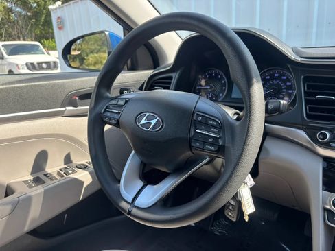 Used 2020 Hyundai Elantra SE FWD image 13