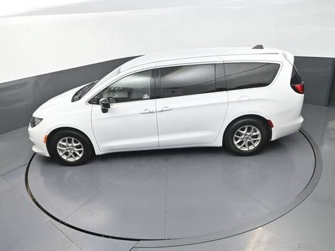 Used 2024 Chrysler Voyager LX FWD image 14