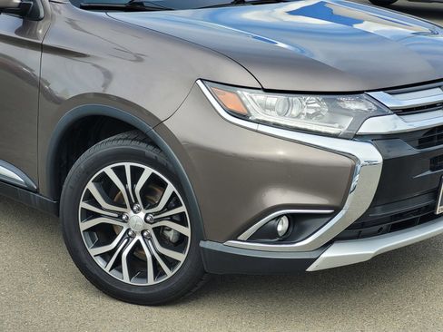 Used 2018 Mitsubishi Outlander SE image 3