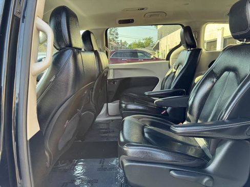 Used 2022 Chrysler Pacifica Touring-L image 32