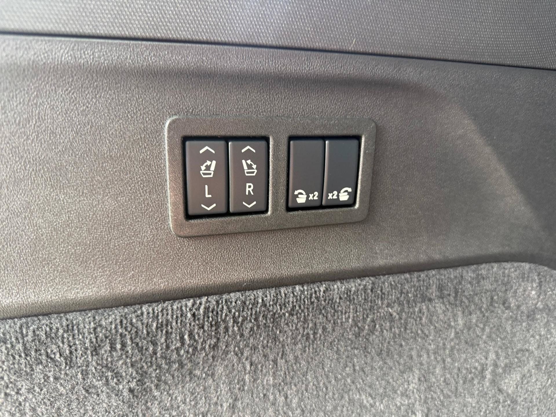 Certified 2025 Cadillac Escalade IQ Luxury 2 w/ LPO, Premium Carpet Package AWD/4WD image 14