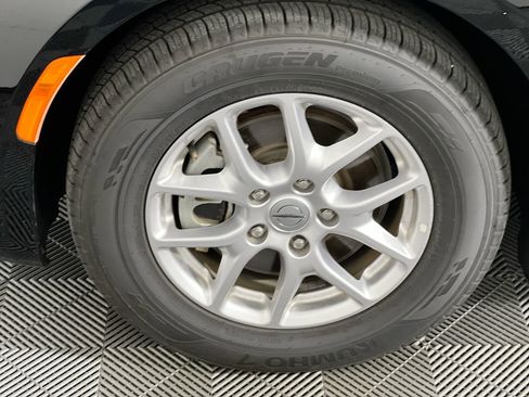 Used 2024 Chrysler Pacifica Touring-L image 11