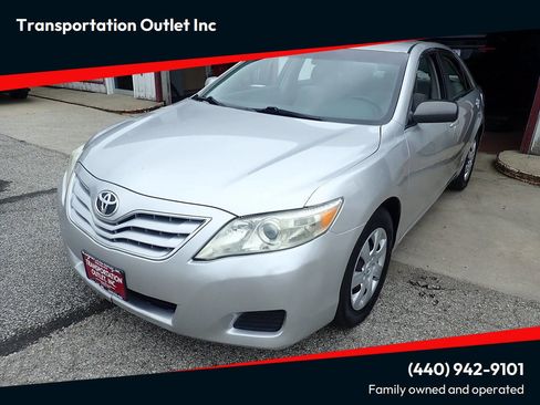 Used 2010 Toyota Camry LE image 1