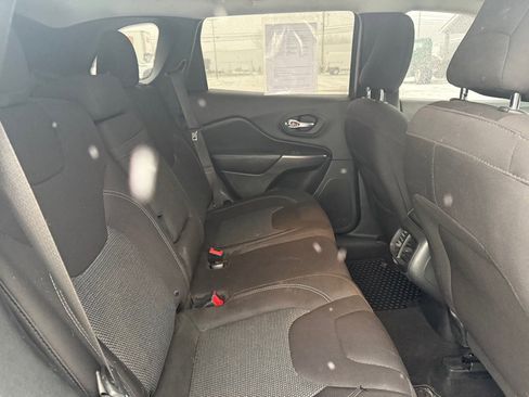 Used 2019 Jeep Cherokee Latitude w/ Cold Weather Group image 16