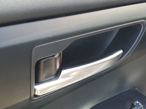 Used 2022 Toyota Highlander XLE AWD/4WD image 22