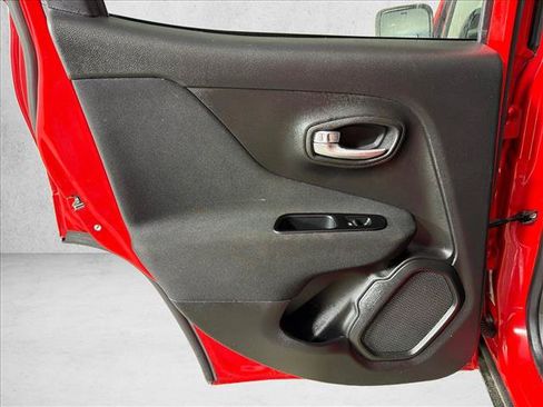 Used 2020 Jeep Renegade Latitude FWD image 21