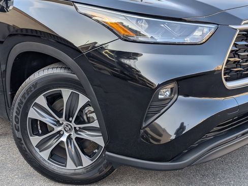 Used 2024 Toyota Highlander XLE image 11