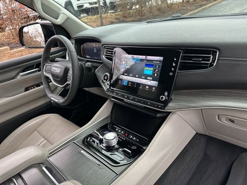 Used 2023 Jeep Wagoneer Series III w/ Preferred Equipment Group image 25