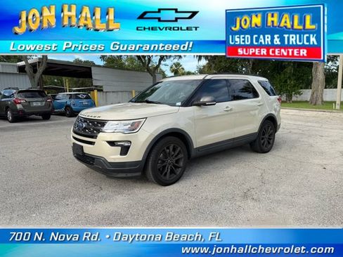 Used 2018 Ford Explorer XLT w/ Equipment Group 202A FWD image 2