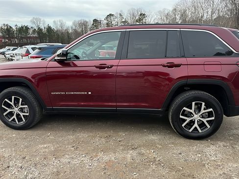 Used 2024 Jeep Grand Cherokee Limited image 11