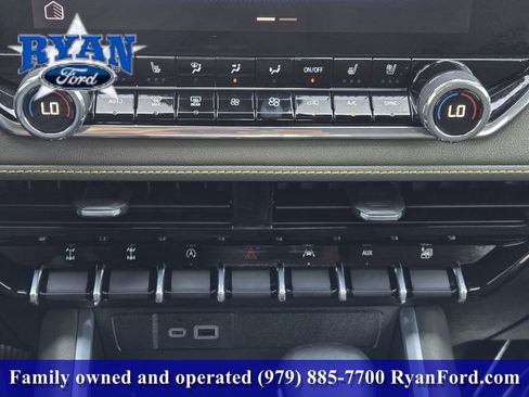 Used 2025 Chevrolet Colorado ZR2 w/ Technology Package AWD/4WD image 14