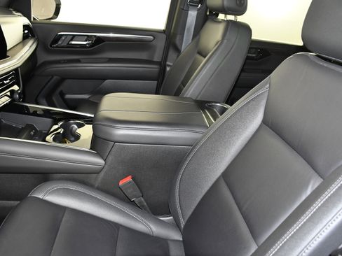 Used 2025 Chevrolet Suburban Z71 image 41