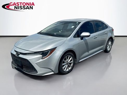 Used 2021 Toyota Corolla LE w/ LE Convenience Package FWD image 3