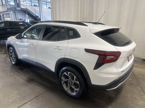 Used 2025 Chevrolet Trax LT w/ LT Convenience Package image 6