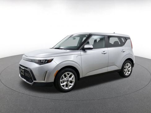 Used 2025 Kia Soul LX w/ LX Technology Package FWD image 3