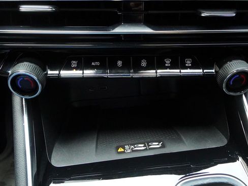 Used 2026 Chevrolet Traverse LT FWD image 18