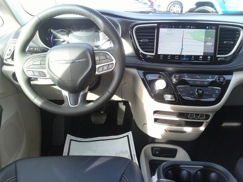 Used 2024 Chrysler Pacifica Select image 20