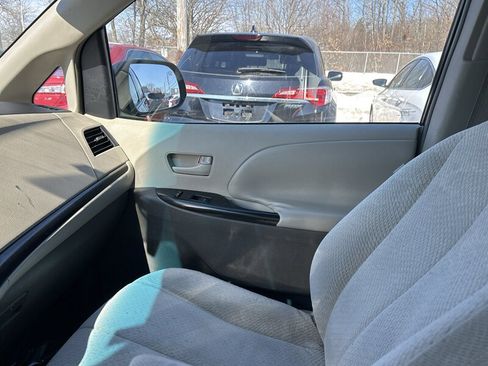 Used 2011 Toyota Sienna LE w/ Towing Pkg image 11