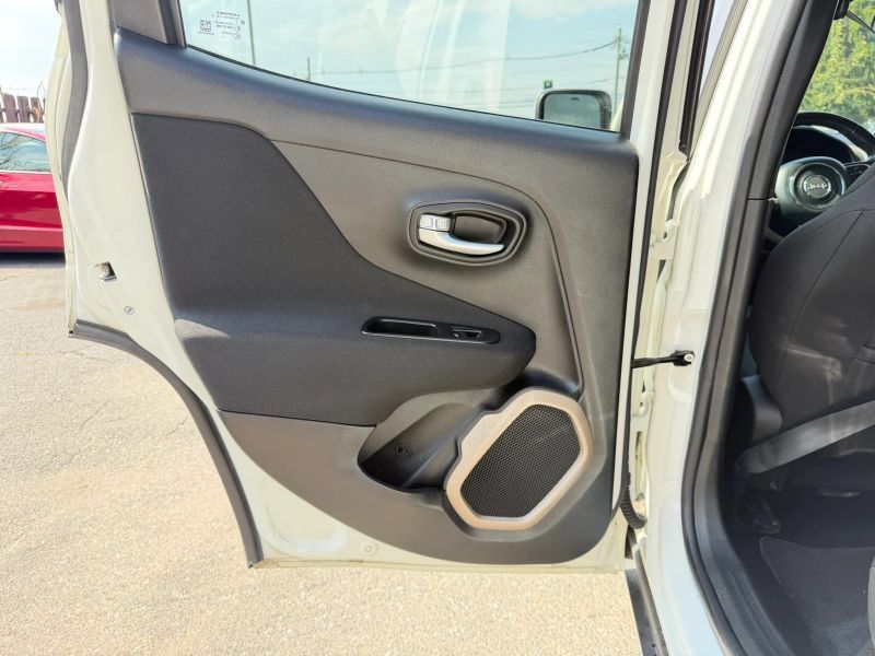 Used 2017 Jeep Renegade Latitude FWD image 14