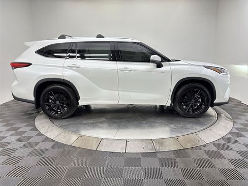 Used 2022 Toyota Highlander Limited AWD/4WD image 17