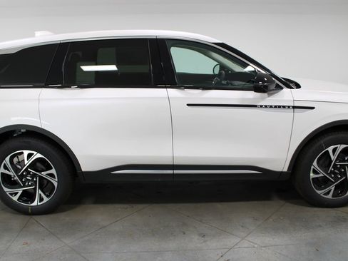 New 2026 Lincoln Nautilus Premier image 10