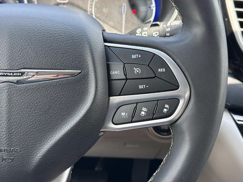 Used 2023 Chrysler Pacifica Touring-L FWD image 14