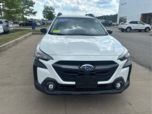 Used 2025 Subaru Outback Premium AWD/4WD image 3