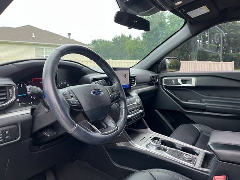 Used 2020 Ford Explorer XLT w/ Equipment Group 202A AWD/4WD image 18