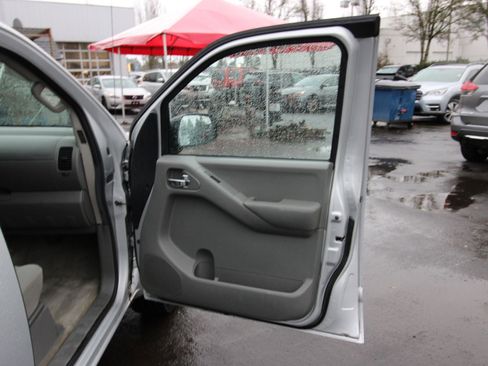 Used 2014 Nissan Frontier SV image 26