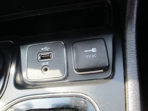 Used 2019 Jeep Cherokee Limited AWD/4WD image 15