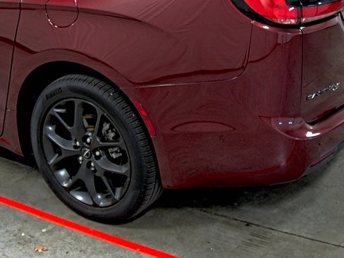 Used 2023 Chrysler Pacifica Limited w/ S Appearance Package image 9