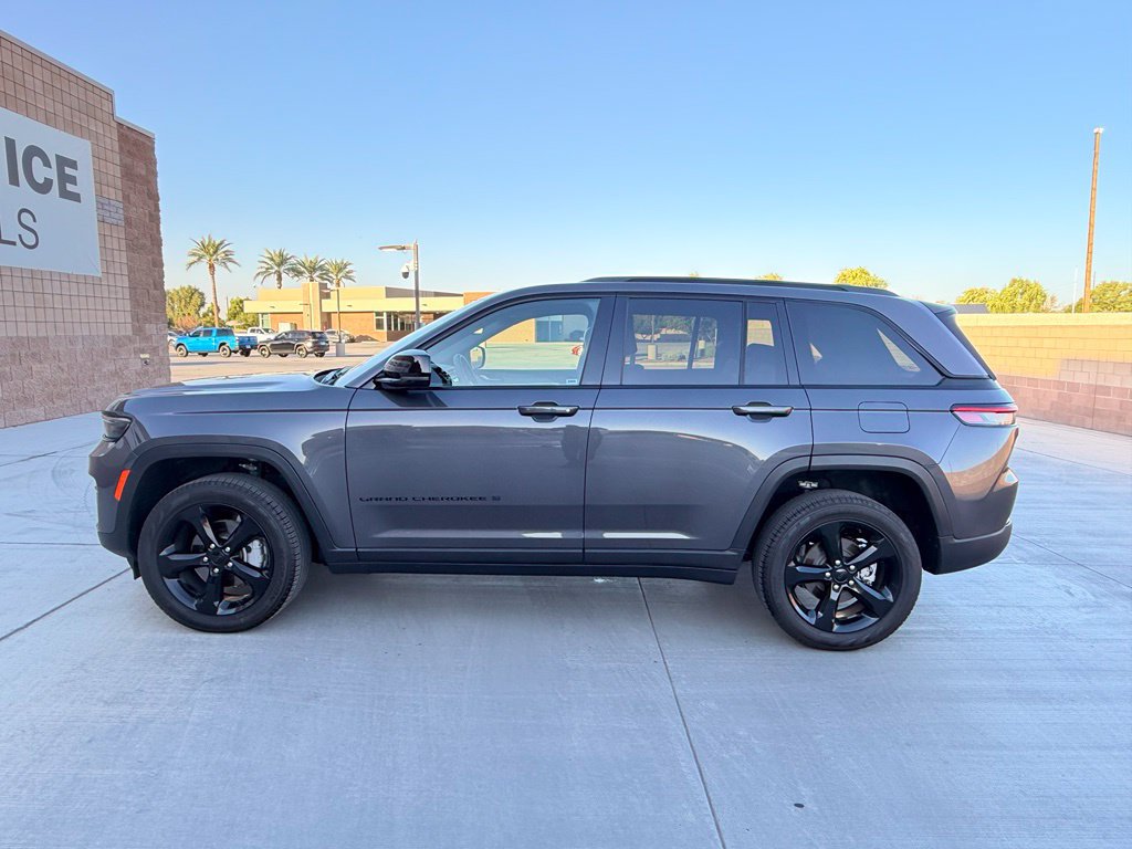 Used 2025 Jeep Grand Cherokee Limited w/ Black Appearance Package RWD image 10
