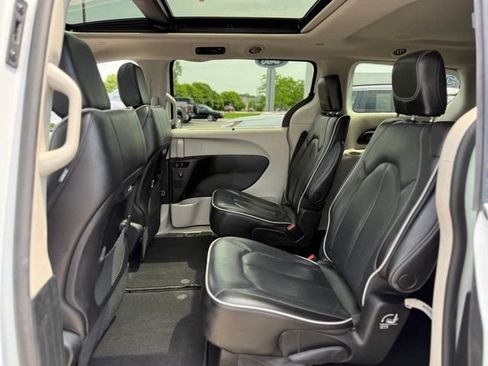 Used 2023 Chrysler Pacifica Limited FWD image 16