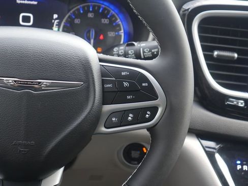 Used 2024 Chrysler Pacifica Touring-L FWD image 18