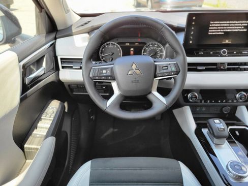 New 2025 Mitsubishi Outlander SE image 13