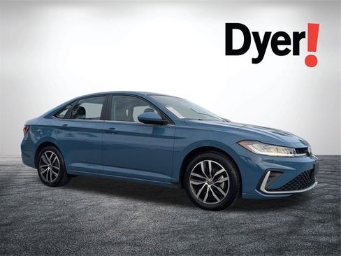 Used 2025 Volkswagen Jetta SE image 2