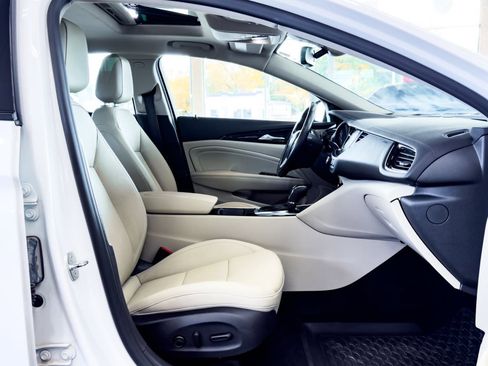 Used 2019 Buick Regal Essence w/ Driver Confidence Package I image 31