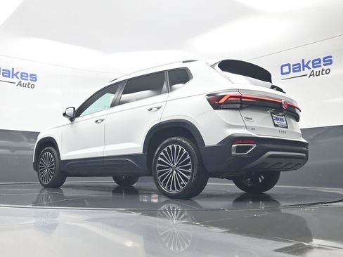 Used 2025 Volkswagen Taos SE FWD image 40