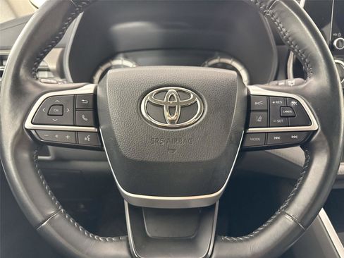 Used 2023 Toyota Highlander LE FWD image 16