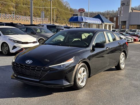 Used 2021 Hyundai Elantra SE image 2