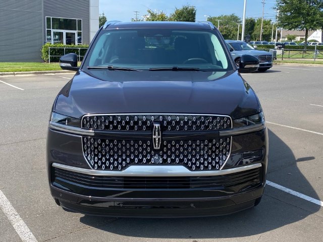 New 2027 Lincoln Navigator Reserve AWD/4WD image 2