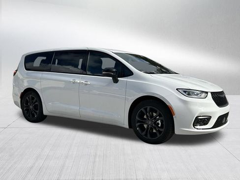 New 2026 Chrysler Pacifica Select image 3