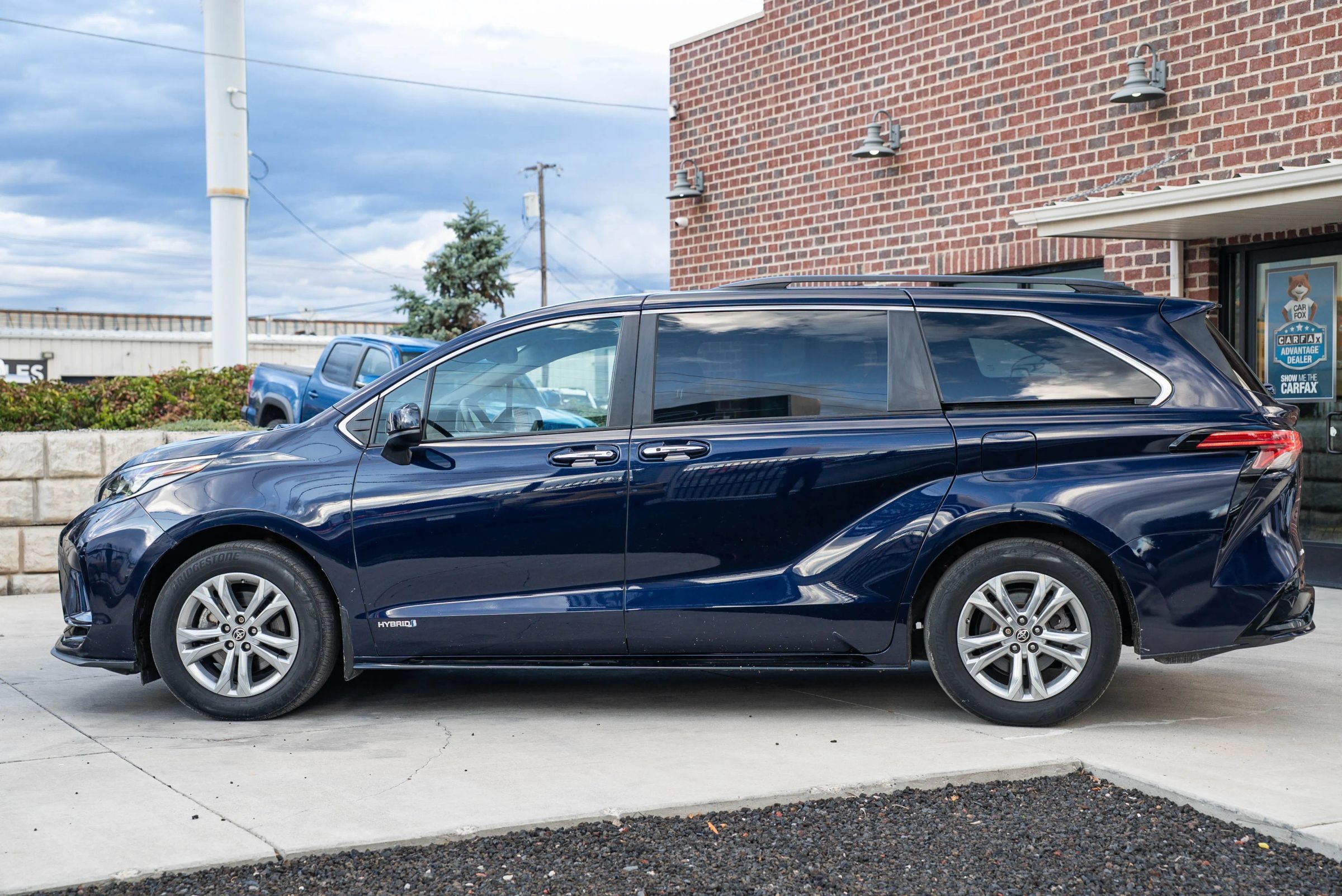 Used 2021 Toyota Sienna XSE AWD/4WD image 3