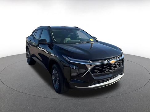 Used 2025 Chevrolet Trax LT FWD image 3
