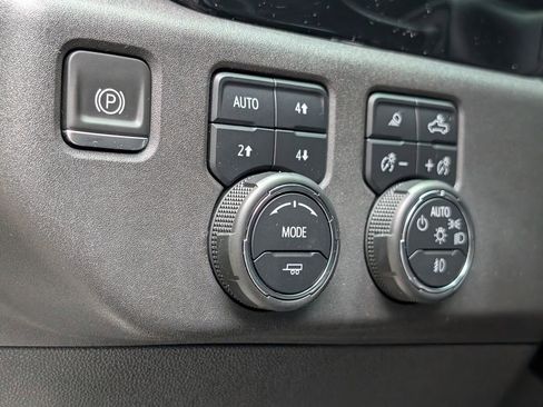 Used 2022 Chevrolet Silverado 1500 LT Trail Boss w/ LT Trail Boss Premium Package AWD/4WD image 31