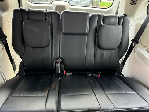 Used 2016 Chrysler Town & Country Touring FWD image 30