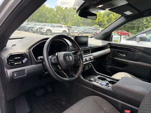 Used 2025 Honda Pilot Sport image 9