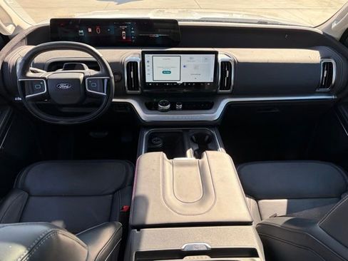 Used 2025 Ford Expedition Platinum image 16