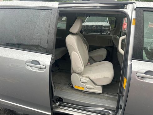 Used 2013 Toyota Sienna LE FWD image 18