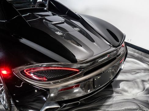 Used 2018 McLaren 570S Spider image 25